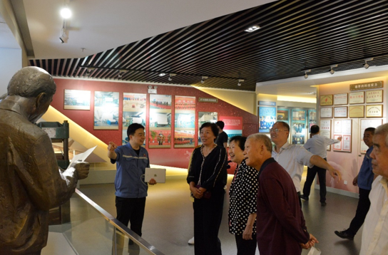 2022年9月29日,重陽節(jié)前區(qū)政協(xié)組織政協(xié)退休領(lǐng)導(dǎo)參觀齊峰造紙博