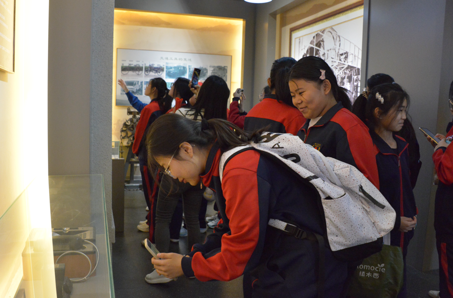 2024年3月31日雪宮中學師生到齊峰博物館開展社會實踐活動